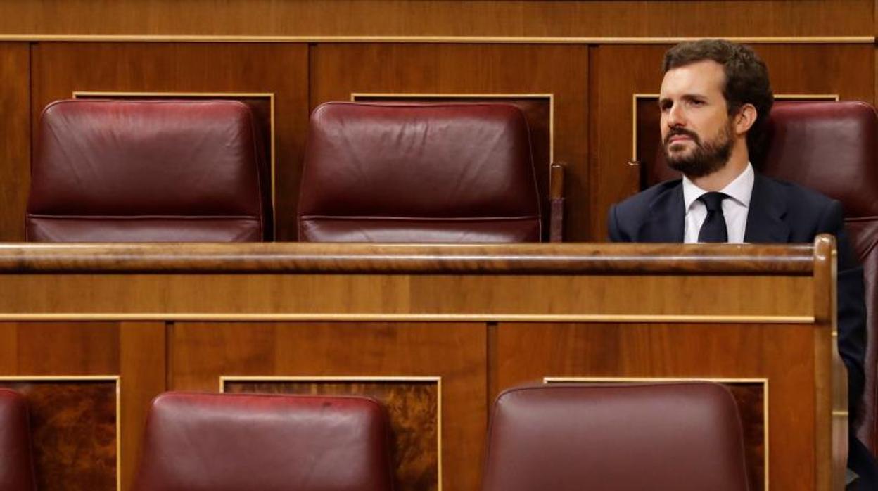 El líder del Partido Popular, Pablo Casado, durante la primera sesión de control al Ejecutivo celebrada en el Congreso desde que se declaró el estado de alarma