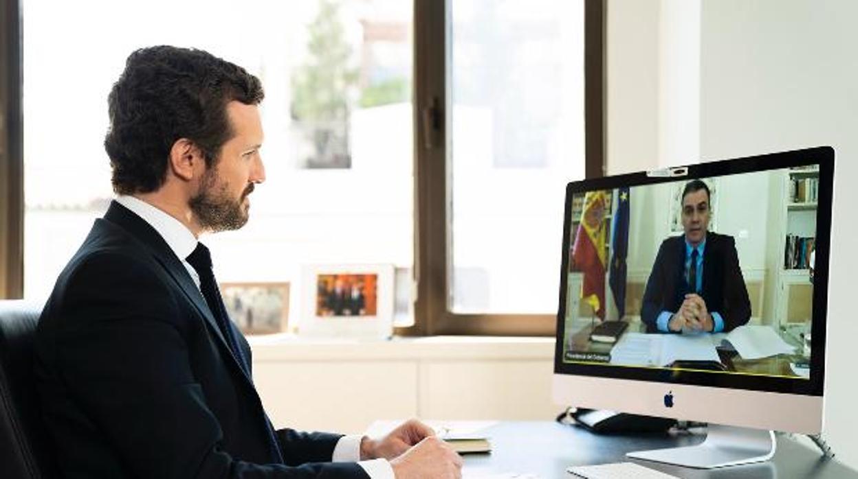 Pablo Casado durante la videoconferencia con Pedro Sánchez