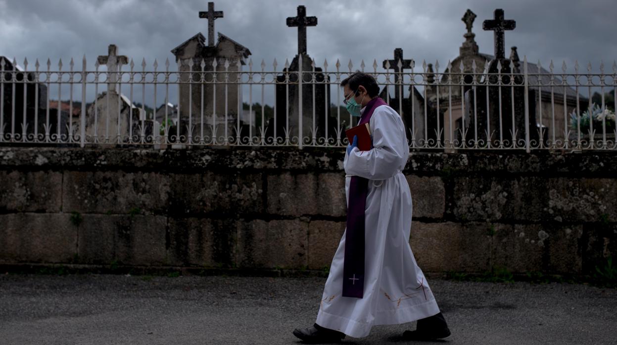 Fotografía de archivo del administrador de Melias, Francisco Enríquez, dirigiéndose a la iglesia de esta localidad orensana tras oficiar el entierro de una fallecida por coronavirus