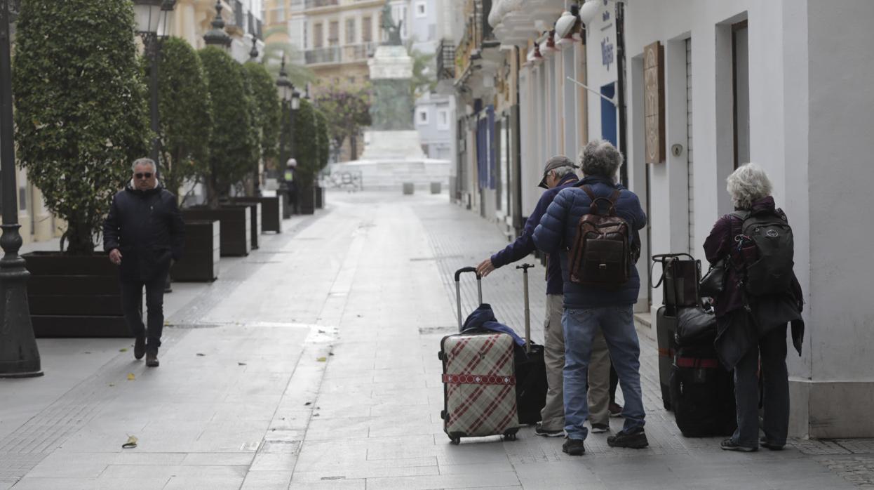 Turistas con maletas en Cádiz