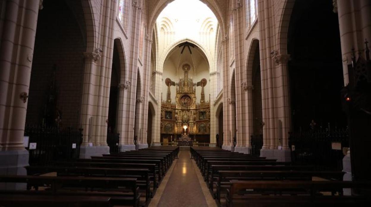 Interior de la Parroquia de Santa Cruz que tiene las puertas abiertas pero la celebración de las misas están suspendidas para evitar las aglomeraciones y controlar así la expansión del Covid-19