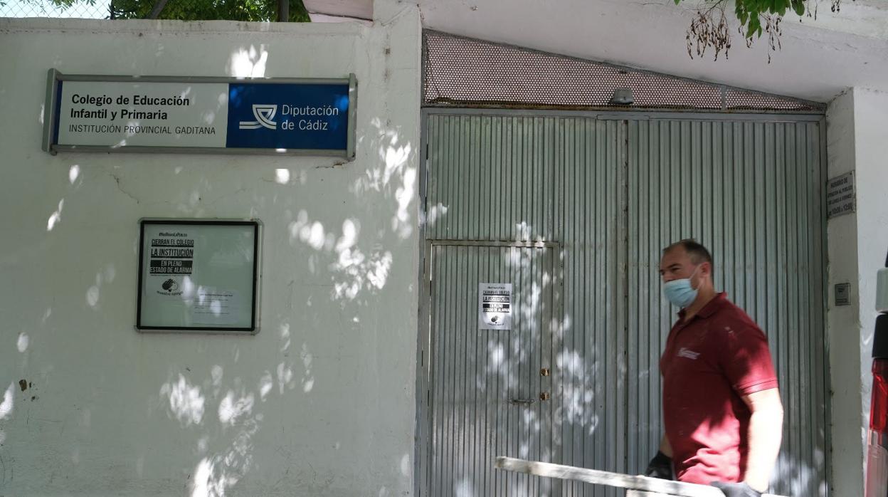 Puerta de acceso al colegio Institución.