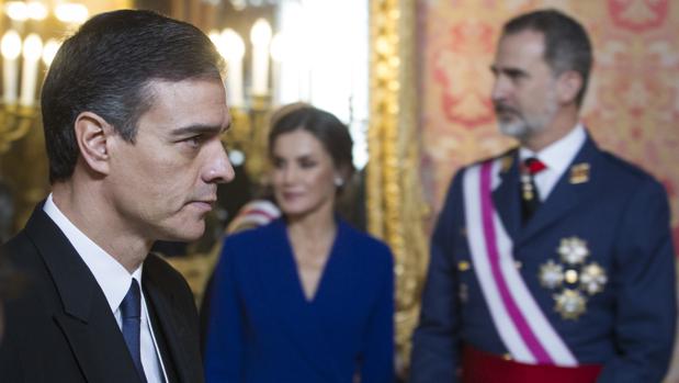 La Corona, acosada; Sánchez, pasivo