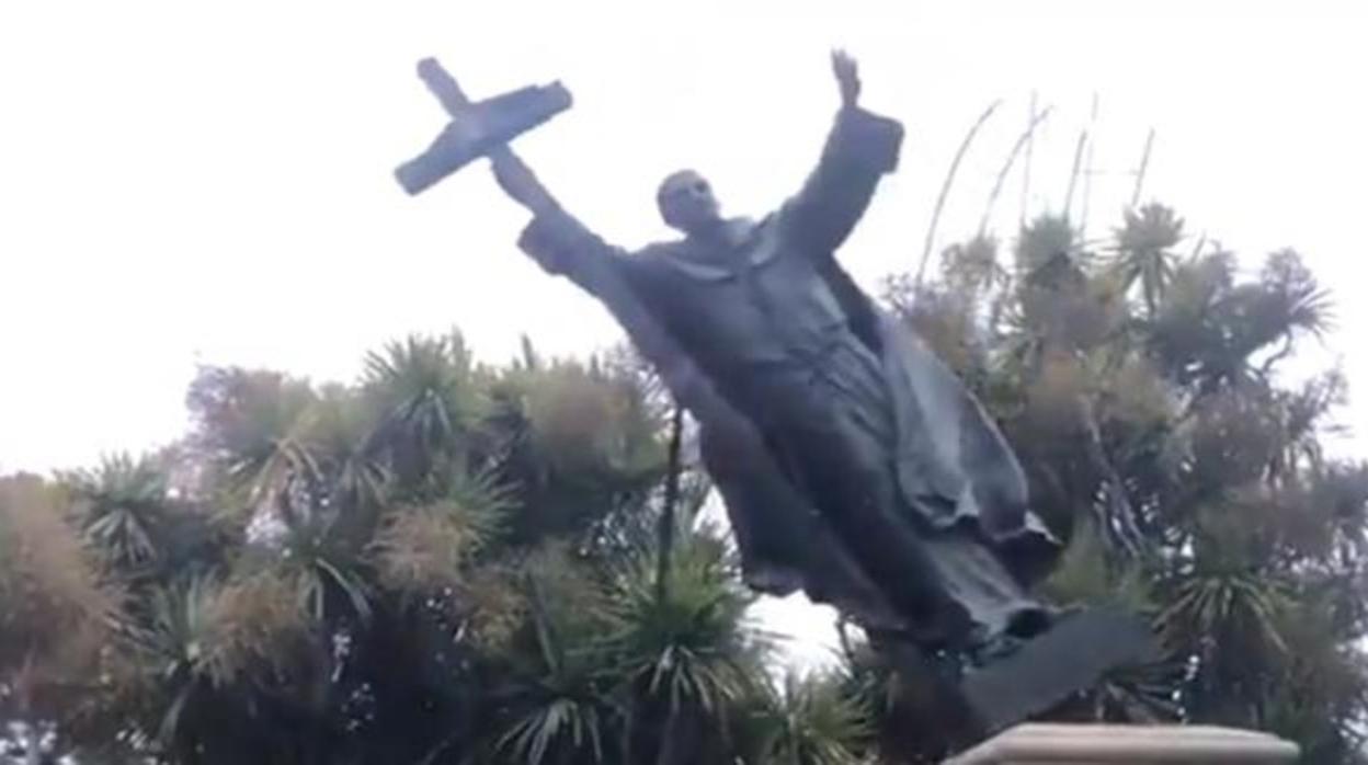 Momento en el que cae la estatua del misionero español en San Francisco