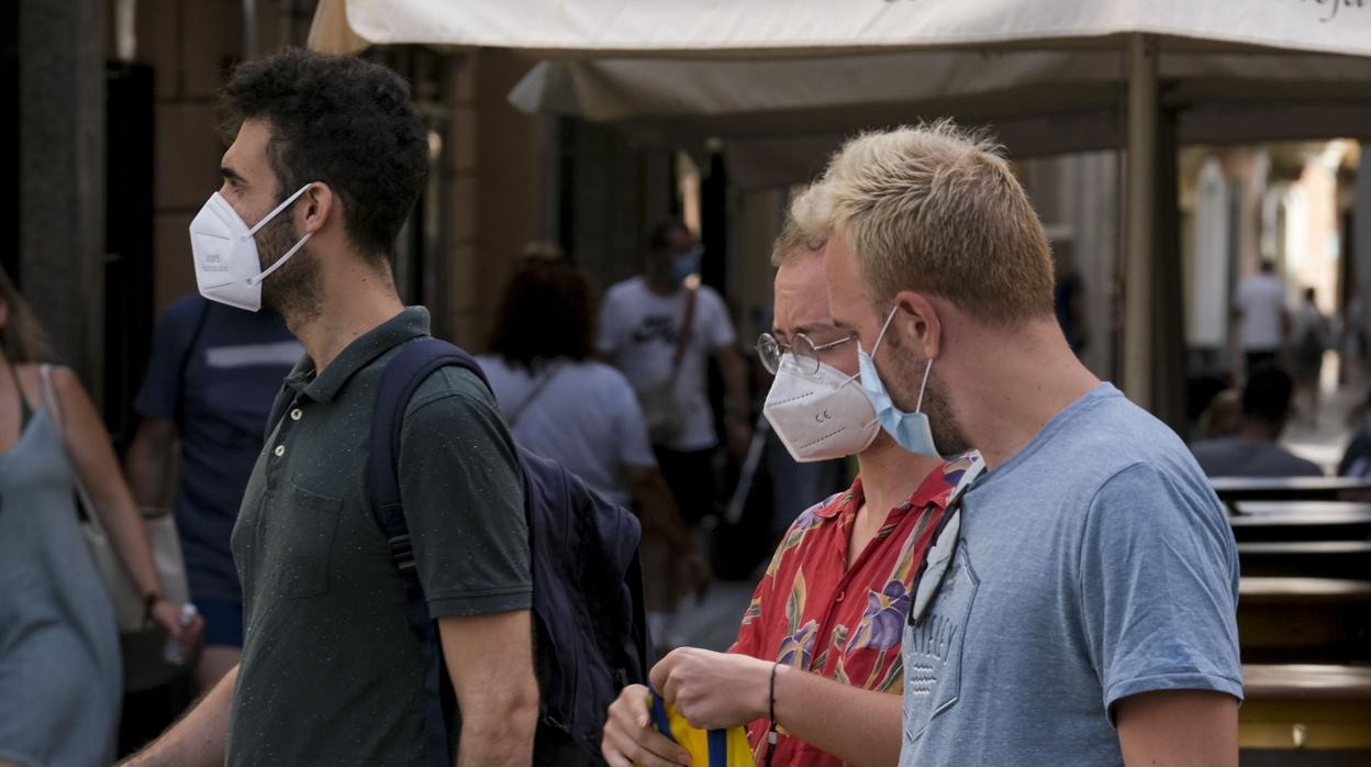 Gente con mascarillas.