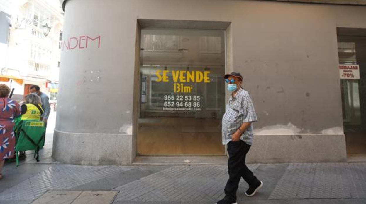 La Voz de Cádiz: Entretenidos mientras el comercio agoniza