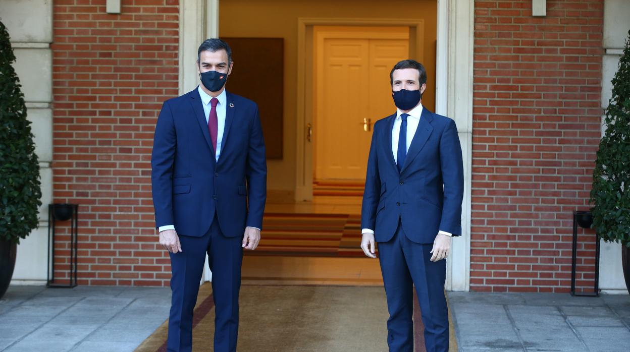 El presidente del Gobierno, Pedro Sánchez (izda) junto al líder del PP, Pablo Casado en su entrevista de esta mañana