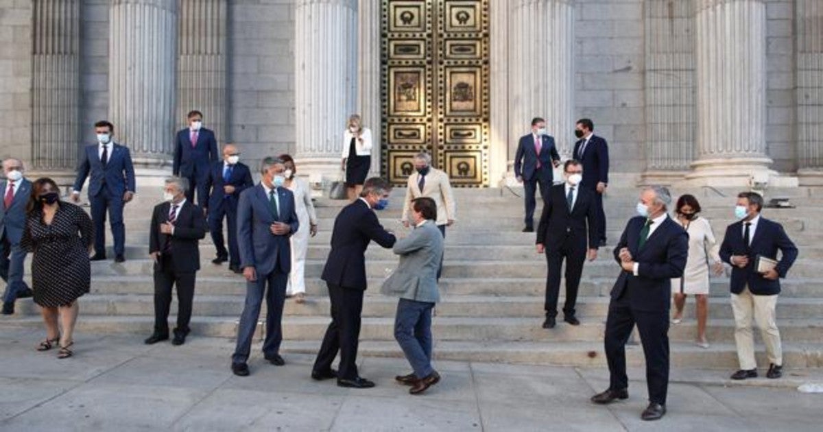 Los alcaldes del PP se concentraron en el Congreso contra la intervención de los fondos de los ayuntamientos.