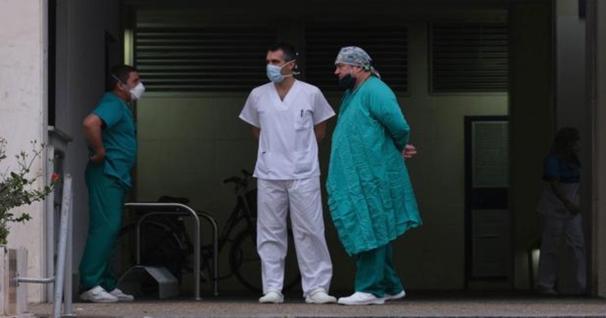 Profesionales sanitarios en el Hospital Puerta del Mar.