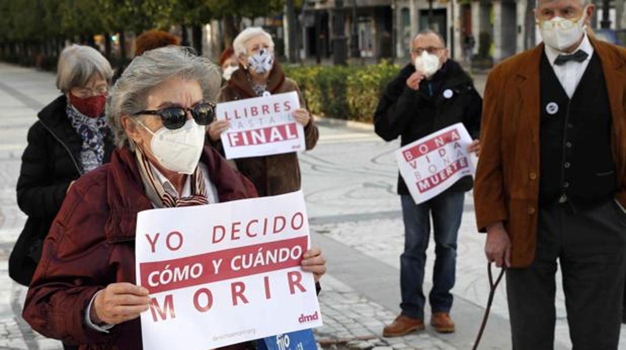 Una mujer se manifiesta contra la ley de eutanasia aprobada en el Parlamento.