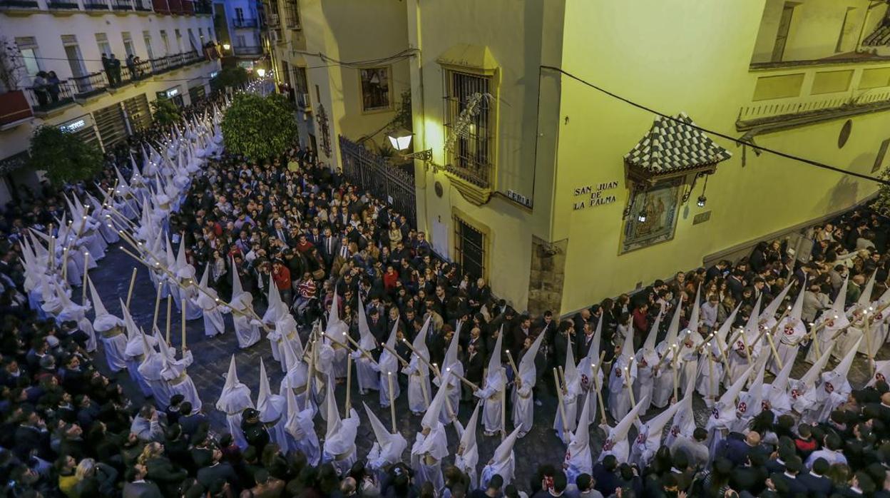 Salida de la Amargura en San Juan de la Palma en Sevilla