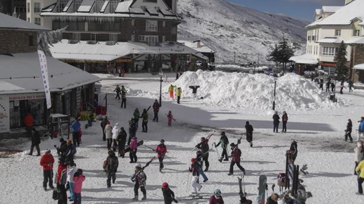 La decisión de permitir esquiar en Sierra Nevada ha suscitado una absurda polémica