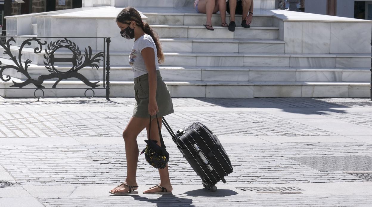 Una turista en la Plaza de la Constitución.