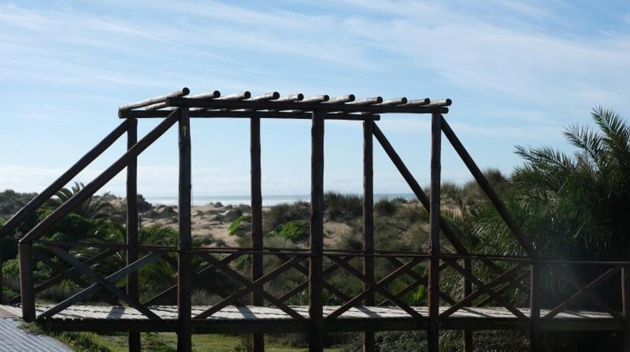 Pasarela de acceso a la gaditana playa de Cortadura.