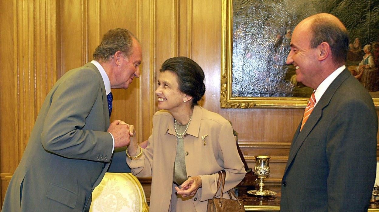 El Rey Juan Carlos saluda a la Presidenta Honoraria del Patronato del Instituto Cambó, Helena Cambó Mallol