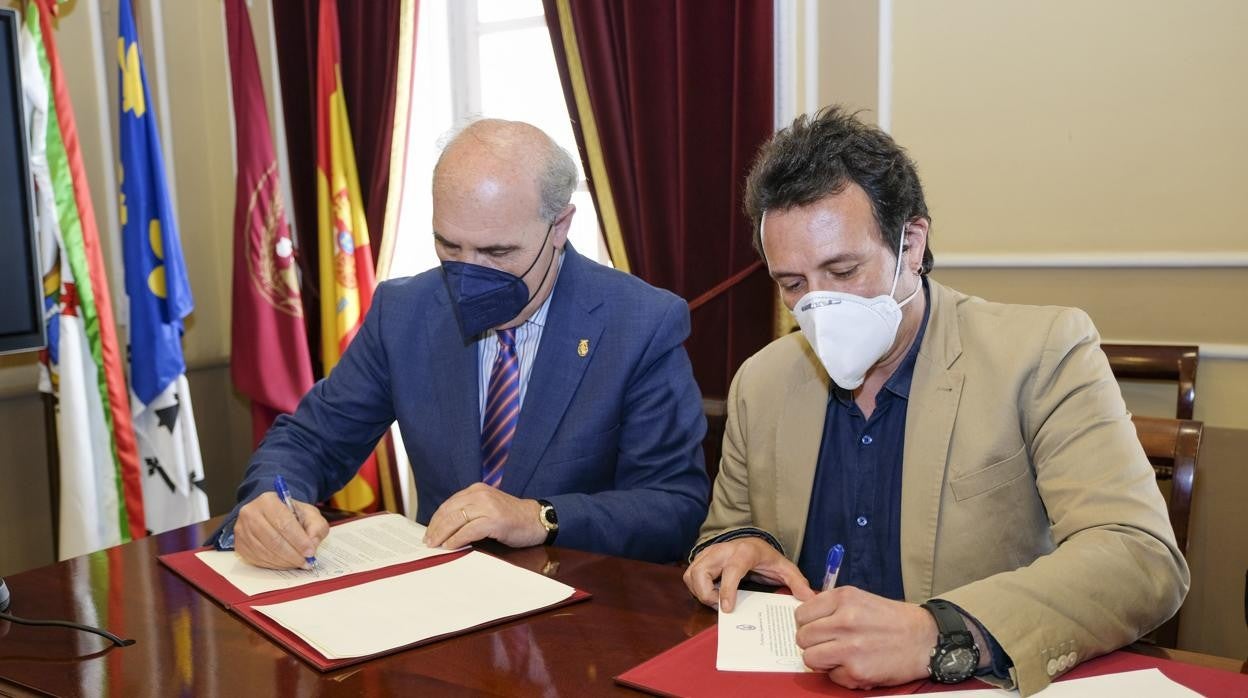 Juan Carlos Jurado y José María González, en el momento de la firma