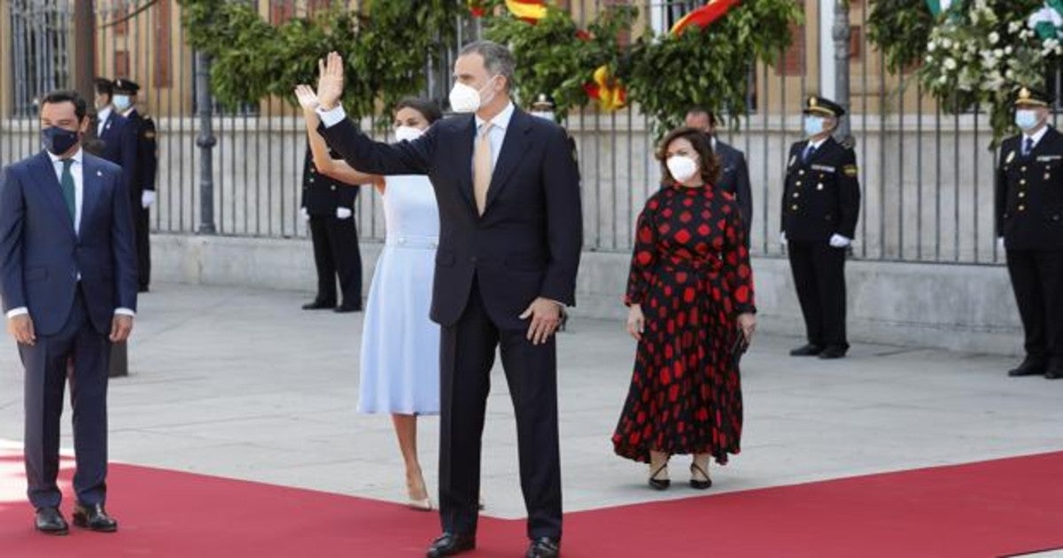 Los Reyes saludan a su llegada al Palacio de San Telmo, en Sevilla