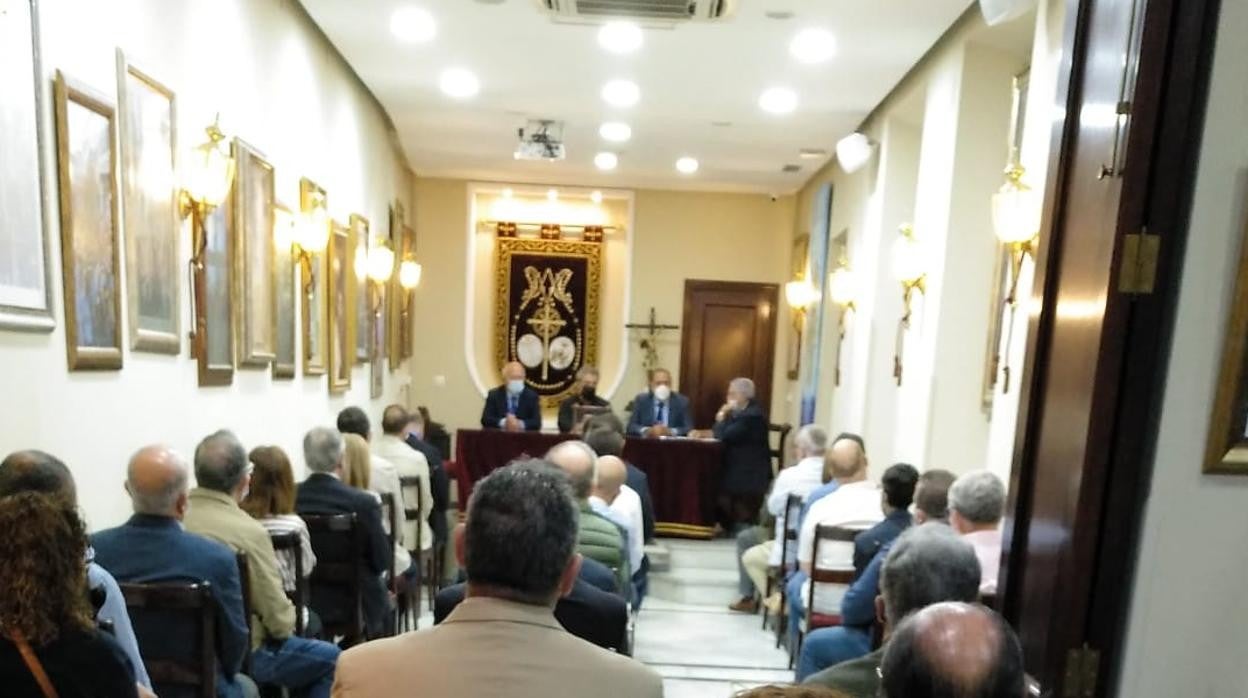 Los hermanos mayores, en la sede del Consejo en la calle Cobos