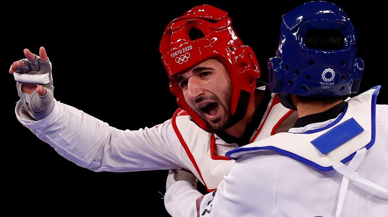 Kyo Don In (azul) de Corea del Sur combate contra Dejan Georgievski (rojo) de Macedonia