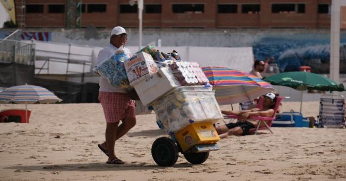 Vendedor por una playa gaditana.