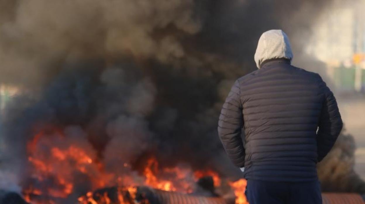 Una de las barricadas formadas por los piquetes arde durante la huelga del Metal.