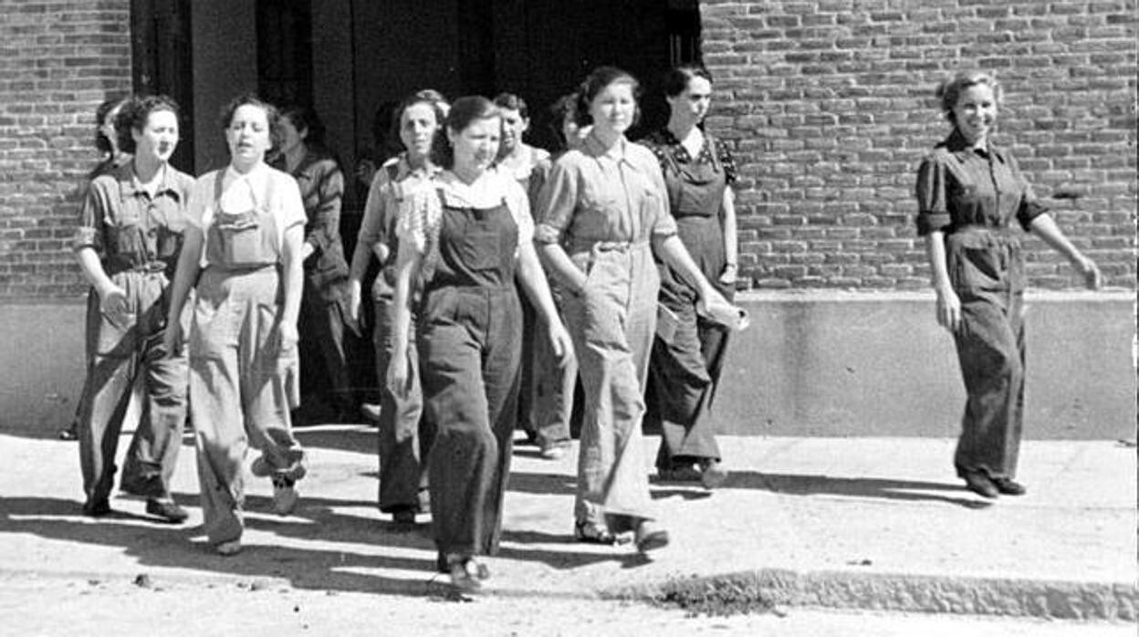 Mujeres formándose para ser conductoras en la academia del Sindicato de Transporte de la CNT en 1938.