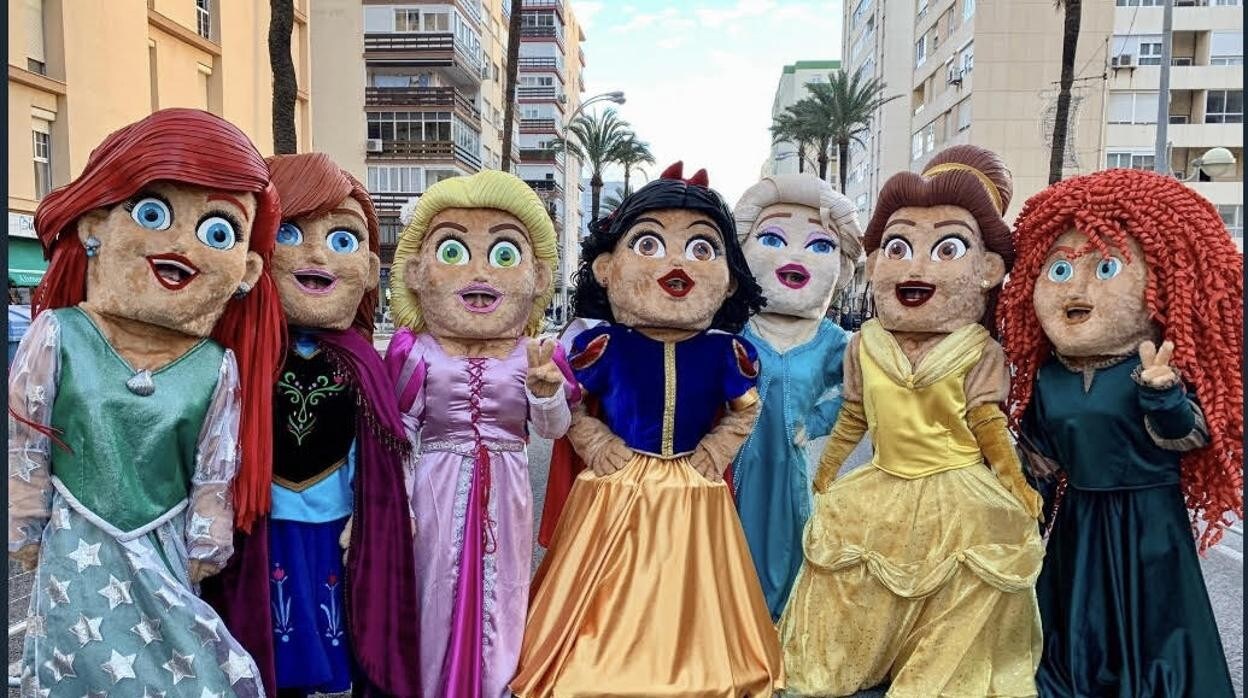 Las muñecas 'Disney' de la cabalgata del pasado miércoles posan en la Avenida.
