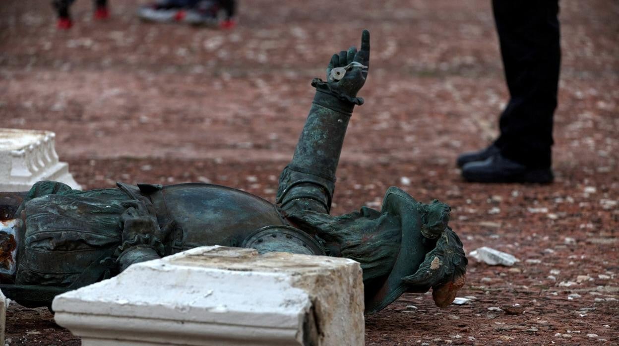 Luisa Cruz Picallo: Las estatuas derribadas