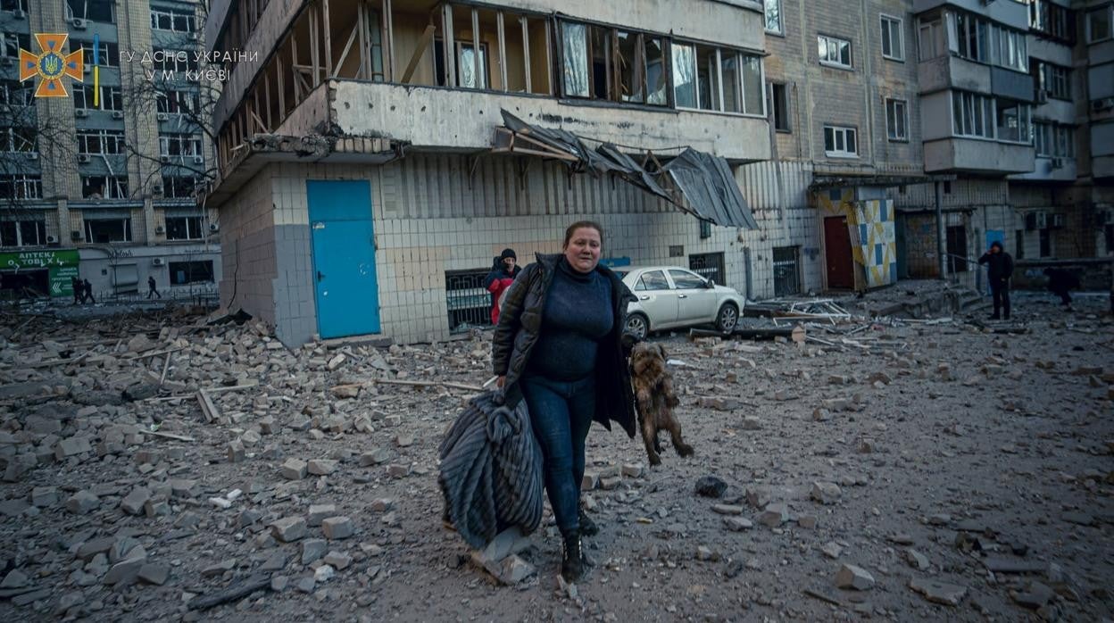 Una vecina de Kiev, con su perro y algunas posesiones, tras un bombardeo este miércoles en la capital ucraniana