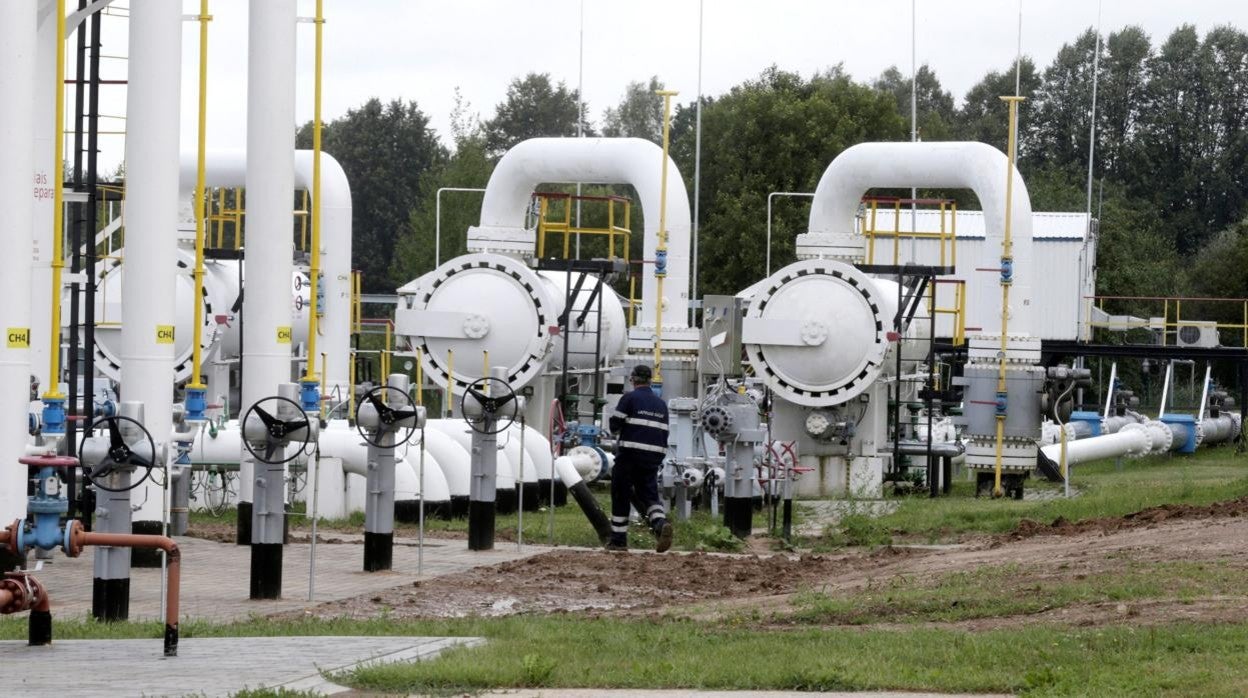 Un especialista pasa junto a las tuberías de la instalación de almacenamiento subterráneo de gas de Latvijas Gaze en Incukalns, Letonia