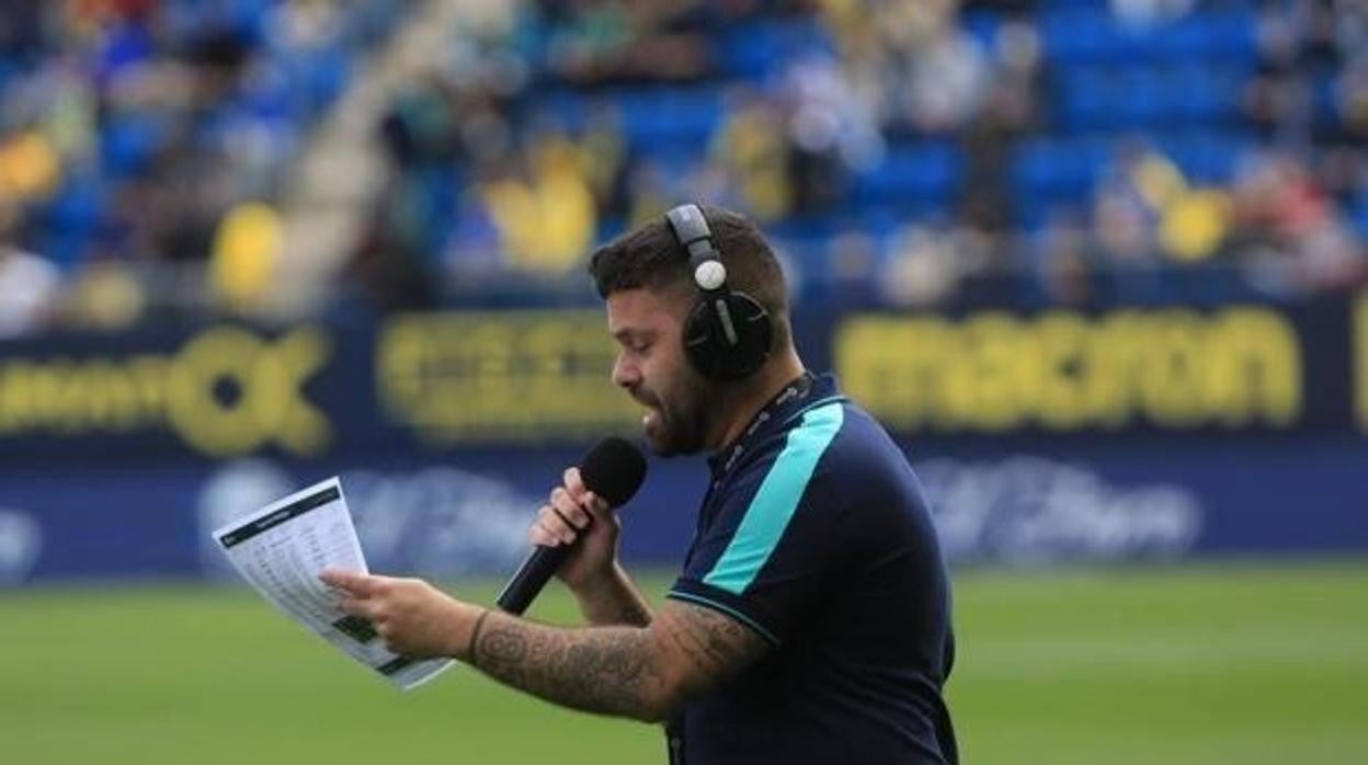 Juan 'Ardentía' dando las alineaciones por la megafonía del antiguo Carranza en un partido del Cádiz.