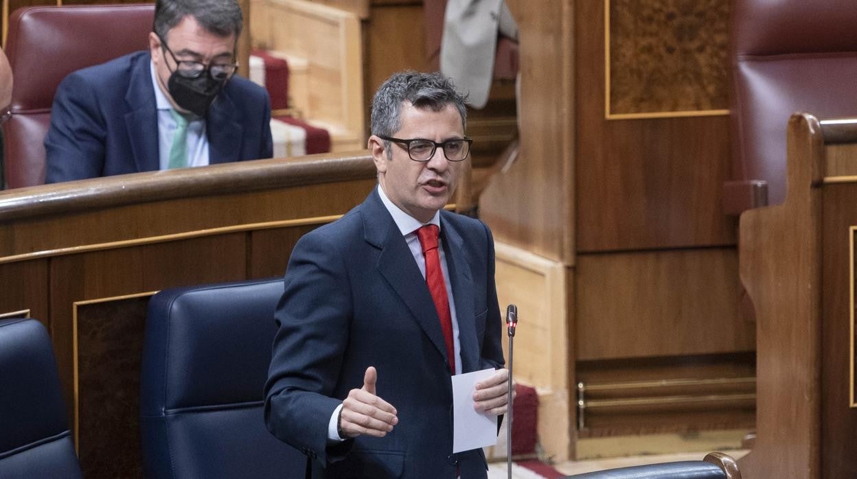 El ministro Félix Bolaños durante la sesión del control al Gobierno en el Congreso del 27 de abril