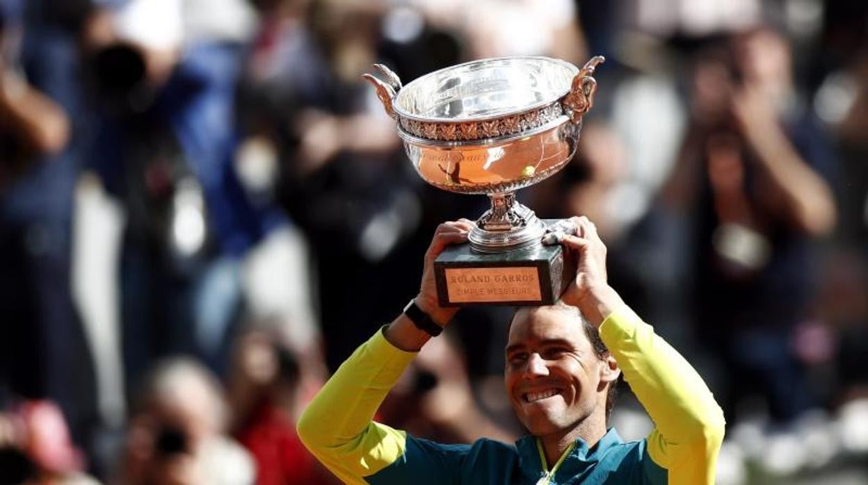 Rafa Nada levanta la Copa de Los Mosqueteros