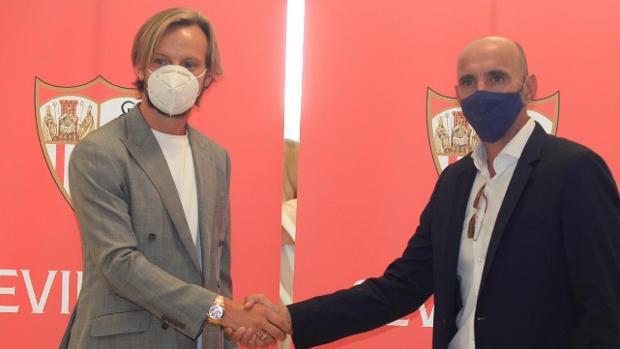 Rakitic ya está en Sevilla