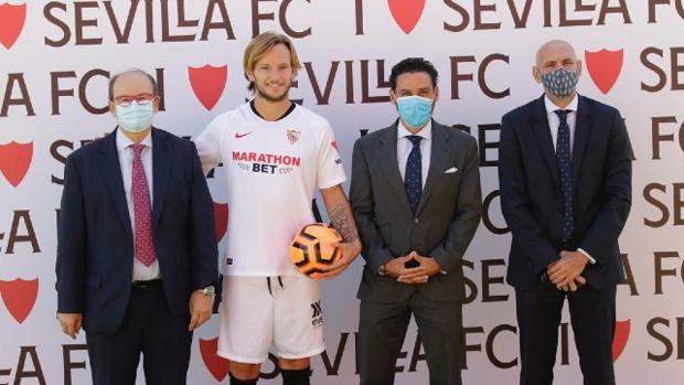Monchi: «Sólo deseo que las familias que han dirigido el Sevilla FC los últimos 20 años, sigan unidas»