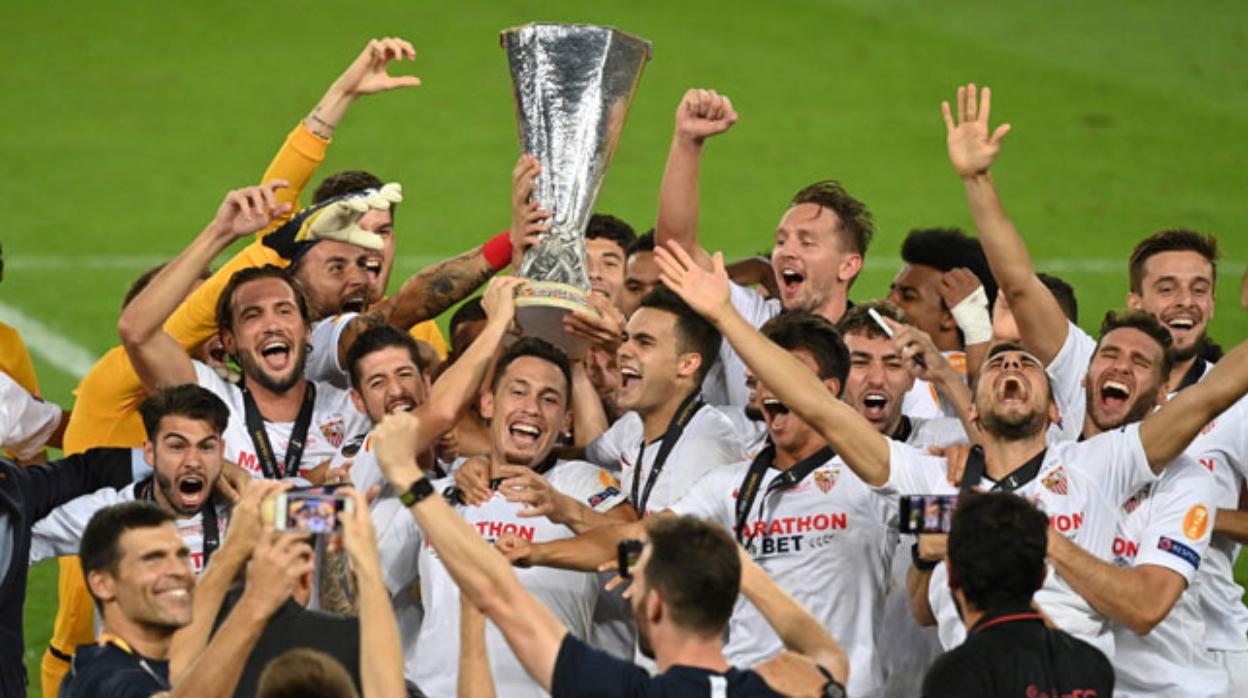 Los jugadores del Sevilla FC alzan al cielo el título de la Europa League