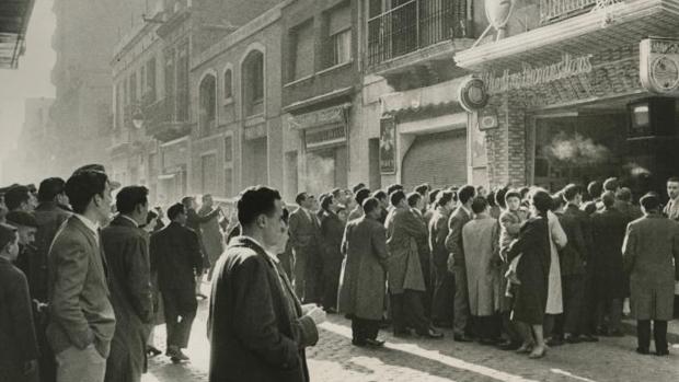 En la imagen, tomada en 1959, el público se congrega en la calle para ver un partido entre el Real Madrid y el Barcelona