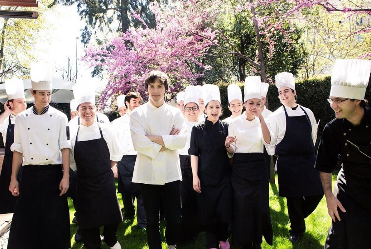 El equipo del chef Jordi Cruz en una fotografía subida a su Twitter personal para mostrar sus buenas condiciones