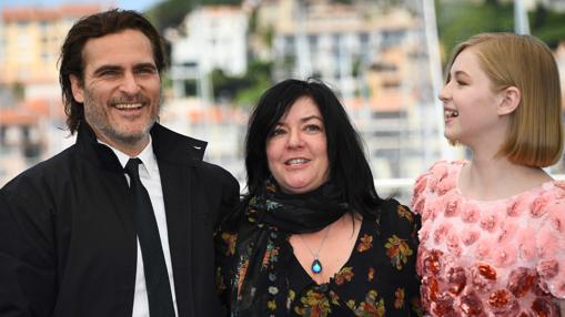 Joaquin Phoenix, Lynne Ramsey y Ekaterina Samsonov, posan en Cannes