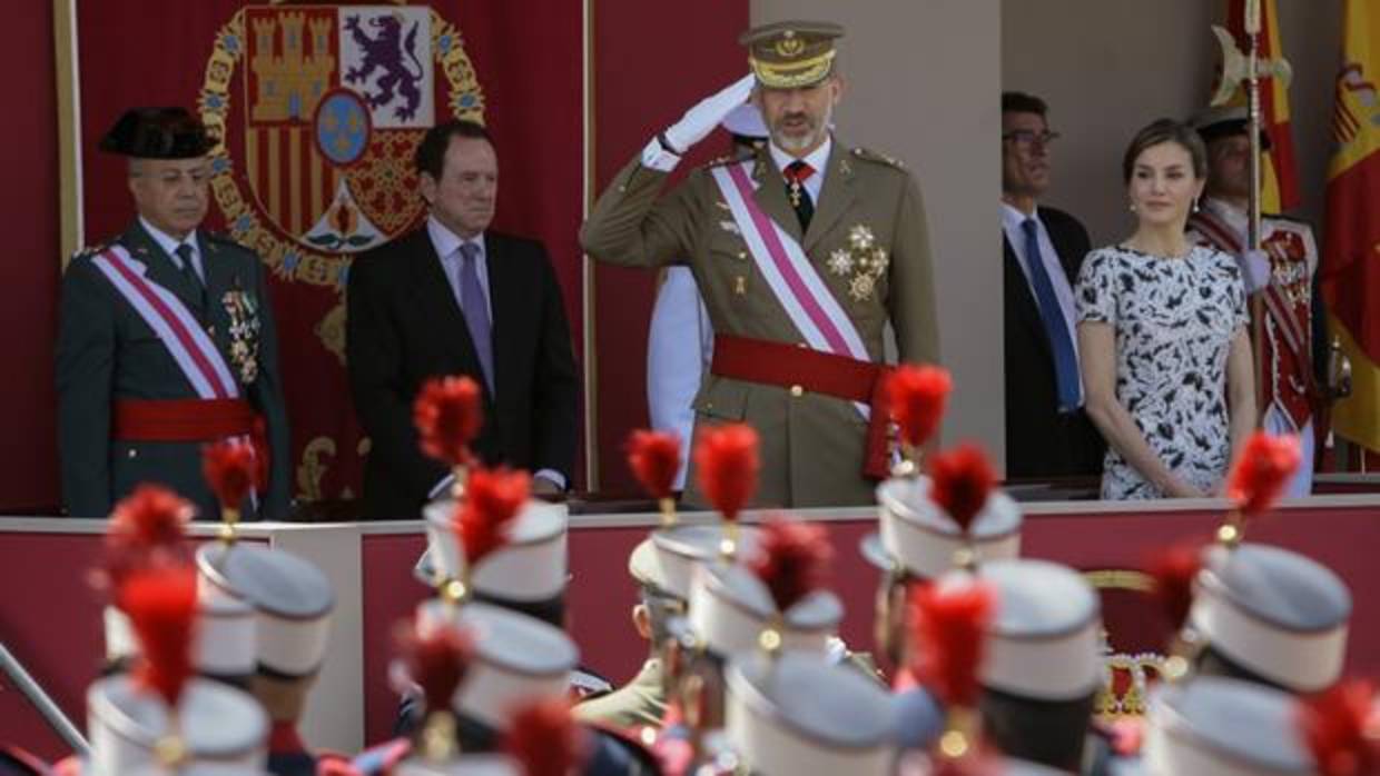 El Rey, acompañado por Doña Letizia, presidió el desfile en Guadalajara