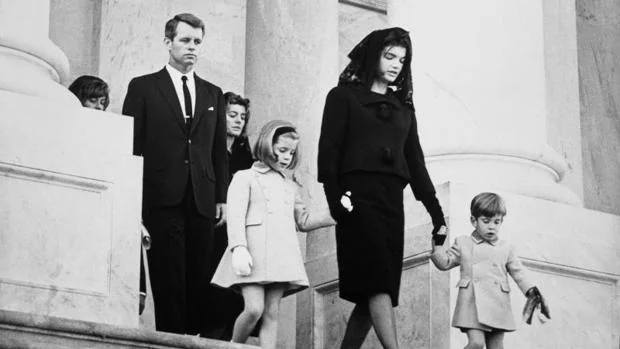 Jaqueline Kennedy acude junto a sus hijos al funeral de su marido