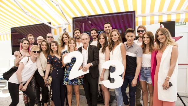 José Manuel Lorenzo con el equipo que hace cada día el canal