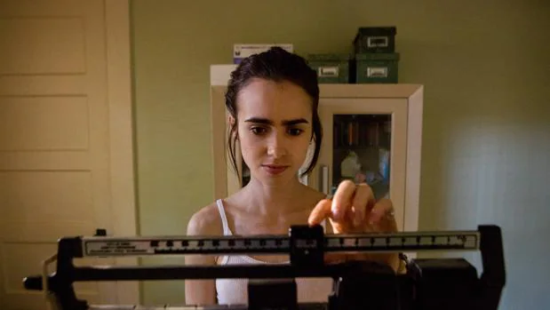 «Hasta los huesos», la película sobre la anorexia en la adolescencia que ha provocado miles de enfados