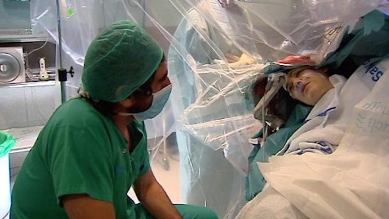 La increíble entrevista a una mujer mientras la operan de un tumor en el cerebro