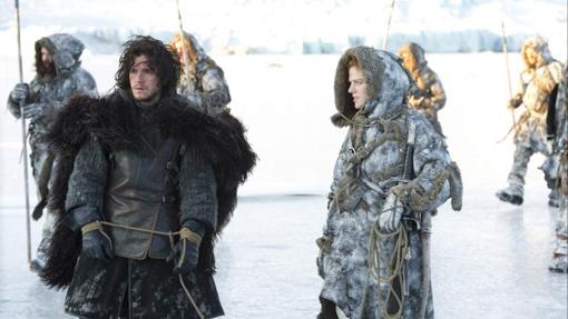 Jon Nieve es apresado por la salvaje Ygritte y decidirá infiltrarse entre ellos para salvarse