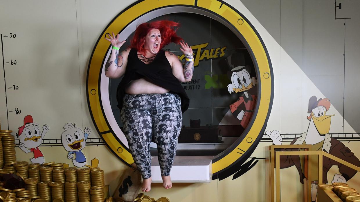 Una mujer salta en la recreación de la cámara acorazada del Tío Gilito