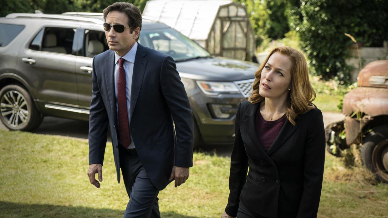Fox Mulder (David Duchovny) y Dana Scully (Gillian Anderson) son los protagonistas de la ficción