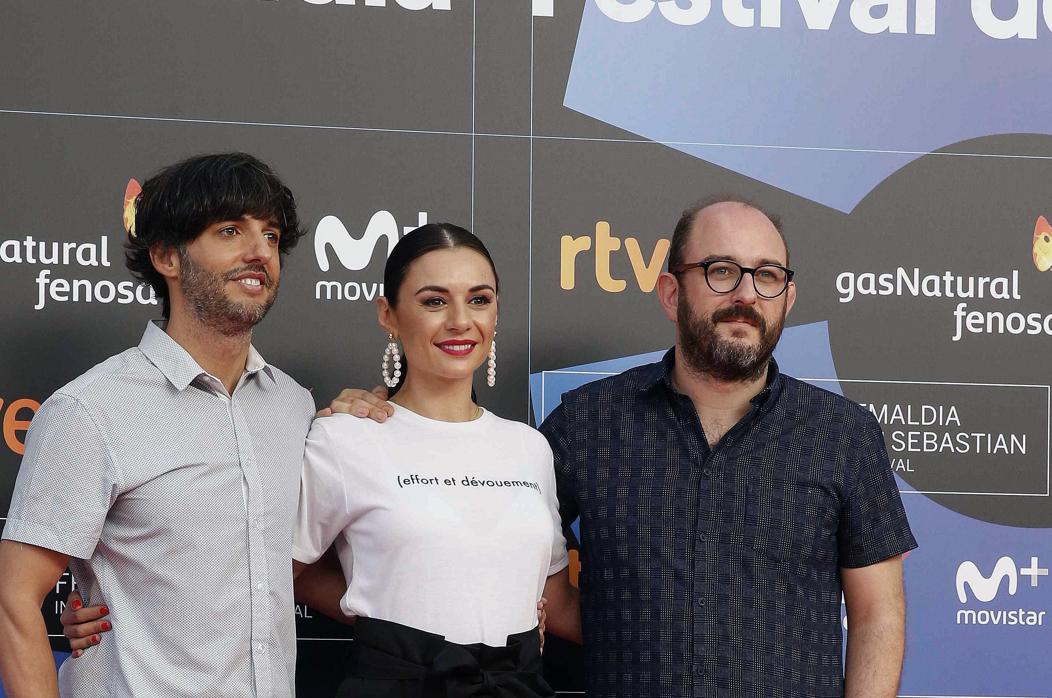 El director de «Fe de etarras» Borja Cobeaga, película producida por Netflix, y los actores Miren Ibargure y Diego San José, en la Academia del cine antes de la presentación del Festival de San Sebastian