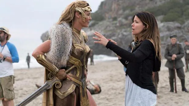 Gal Gadot, junto a Patty Jenkins durante el rodaje de «Wonder Woman»