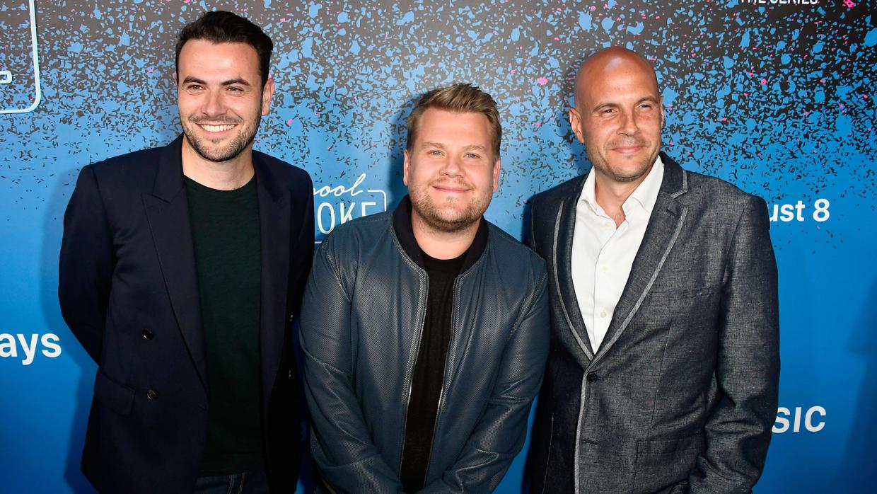 James Corden (centro) presenta, ya como espacio independiente, «Carpool Karaoke» en Apple